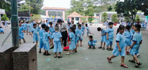 Học sinh tham gia vệ sinh trường lớp