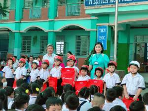 Liên đội Tiểu học An Tây A tổ chức sinh hoạt dưới cờ, Hoạt động trải nghiệm và trao tăng mủ bảo hiểm cho học sinh Lớp 1 do Công ty Honda Việt Nam tài trợ