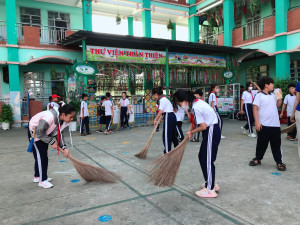 Thực hiện phong trào "Mười phút sạch trường"