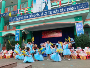 Chương trình Hội diễn văn nghệ và Xổ số gây quỹ mua quà cho học sinh nghèo vui xuân đón Tết