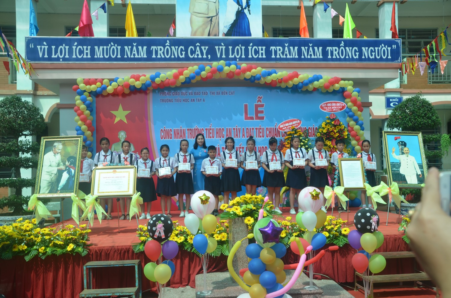 Bà Trần Thị Thảo – Phó Chủ tịch UBND thị xã Bến Cát trao Giấy khen và quà cho học sinh