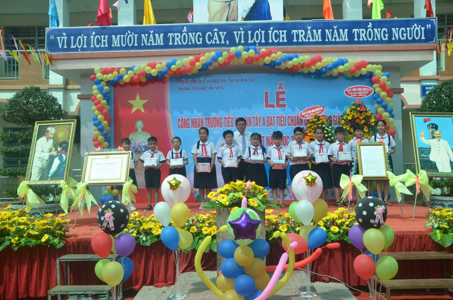 Ông Trần Văn Long – Phó Trưởng phòng Giáo dục & Đào tạo thị xã Bến Cát trao Giấy khen và quà cho học sinh
