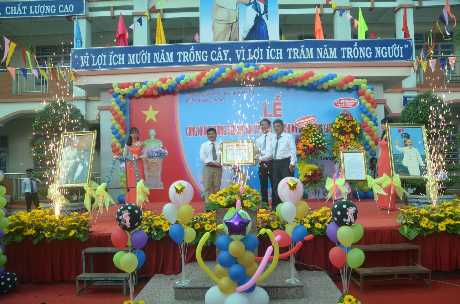 Ông Trần Đình Khương – Phó Trưởng phòng Giáo dục Tiểu học – Sở Giáo dục và Đào tạo tỉnh Bình Dương trao Chứng nhận chất lượng Giáo dục cho Ban giám hiệu nhà trường