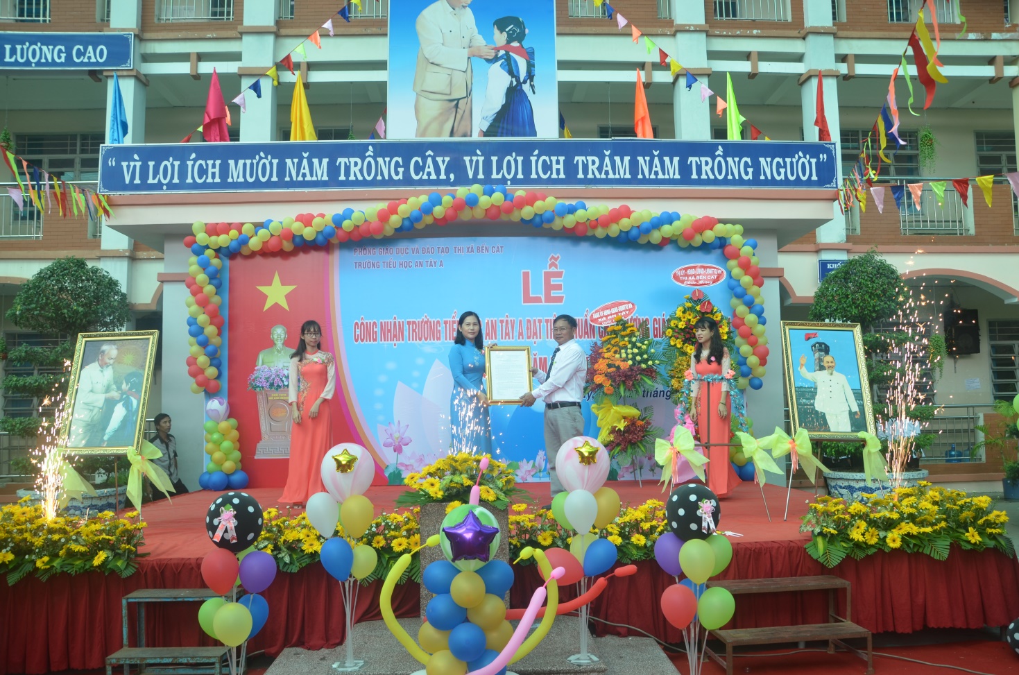 Bà Trần Thị Thảo – Phó Chủ tịch UBND Thị xã Bến Cát trao Quyết định công nhận Trường Tiểu học An Tây A đạt tiêu chuẩn chất lượng Giáo dục cấp độ 1