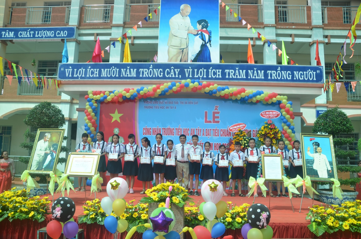 Ông Trần Đình Khương – Phó Trưởng phòng Giáo dục Tiểu học – Sở Giáo dục và Đào tạo tỉnh Bình Dương trao Giấy khen và quà cho học sinh