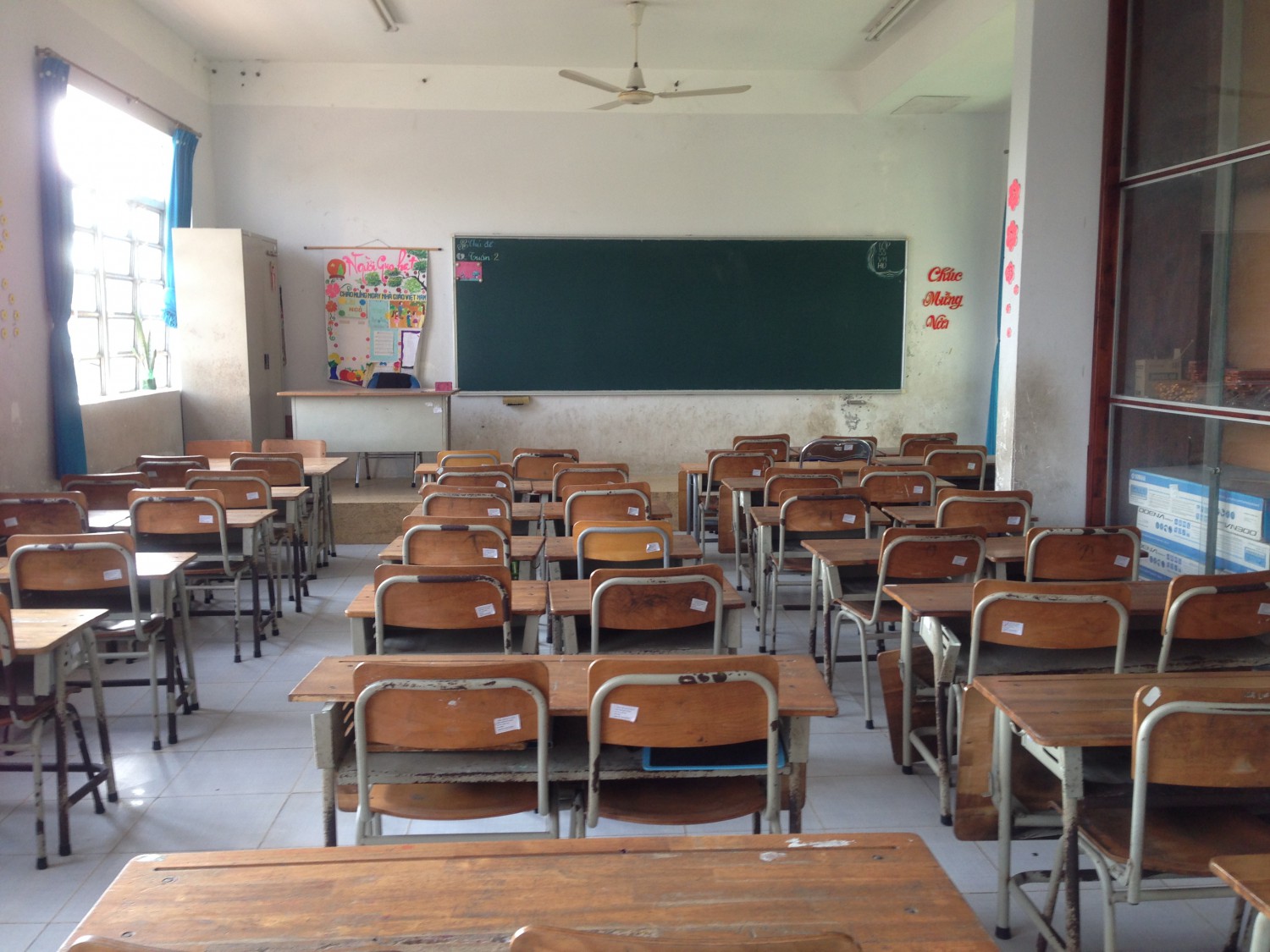 Giáo viên Trường Tiểu học An Tây A tiếp tục dọn dẹp vệ sinh trường, lớp phòng tránh dịch bệnh Covid-19