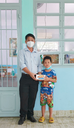 Thầy Nguyễn Văn Dũng (Hiệu trưởng nhà trường) trao thiết bị cho học sinh